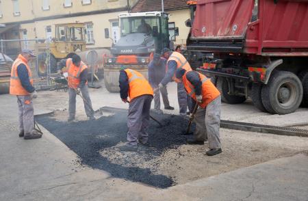 ASFALTIRANJE LJUBLJANSKE CESTE RAKEK 02 FOTO LJUBO VUKELIČ